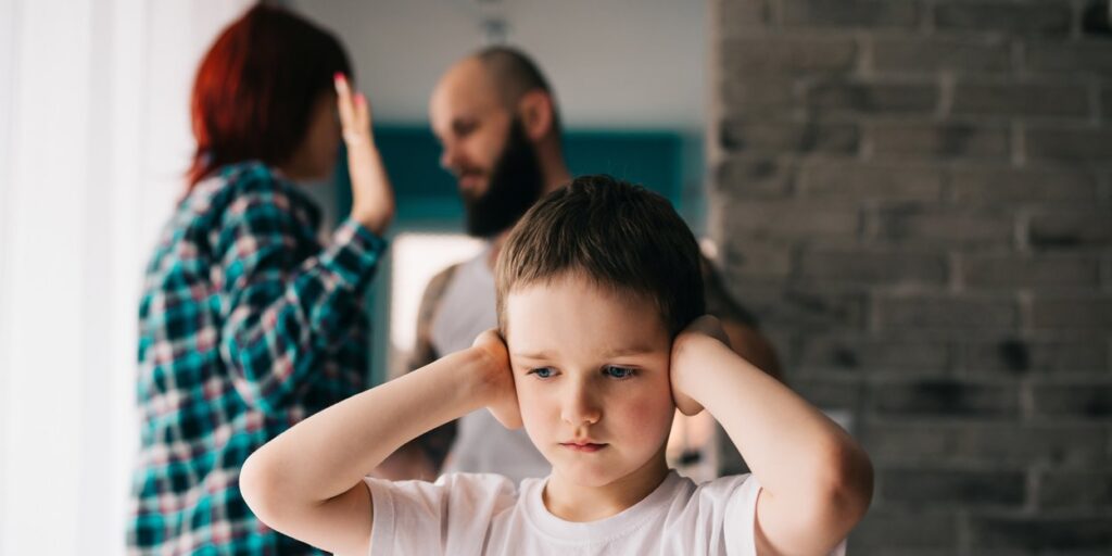 6641c70b55387464eaf476c77c YyA0NjM5eDIzMjArMjIrMjc1AnJlIDEyNTAgNjI1AzU5NjEwNTc0ZjY3 sad child covering his ears with hands during parents quarrel