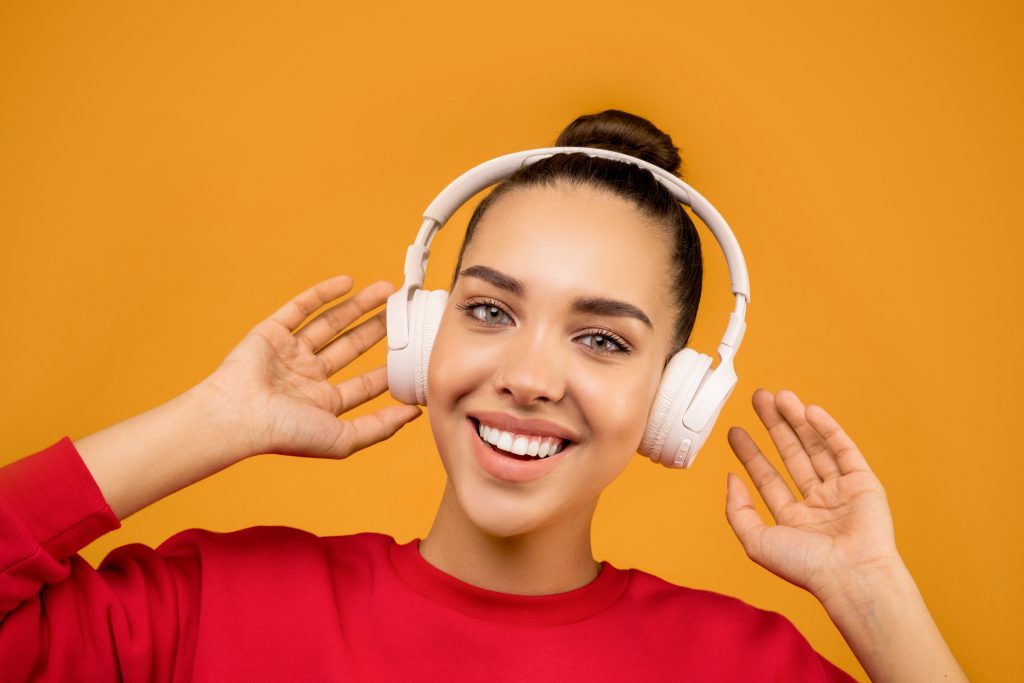 expat nest podcast interviews pexels sound on 3756773