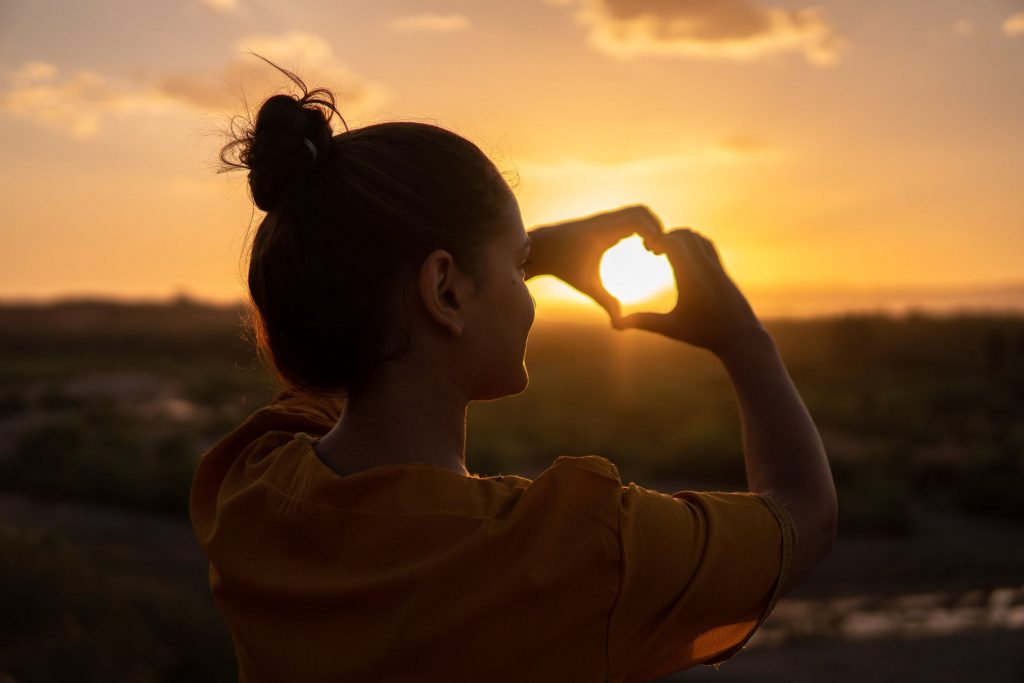 Navigating Dating Overwhelm as an Expat (6 Steps)