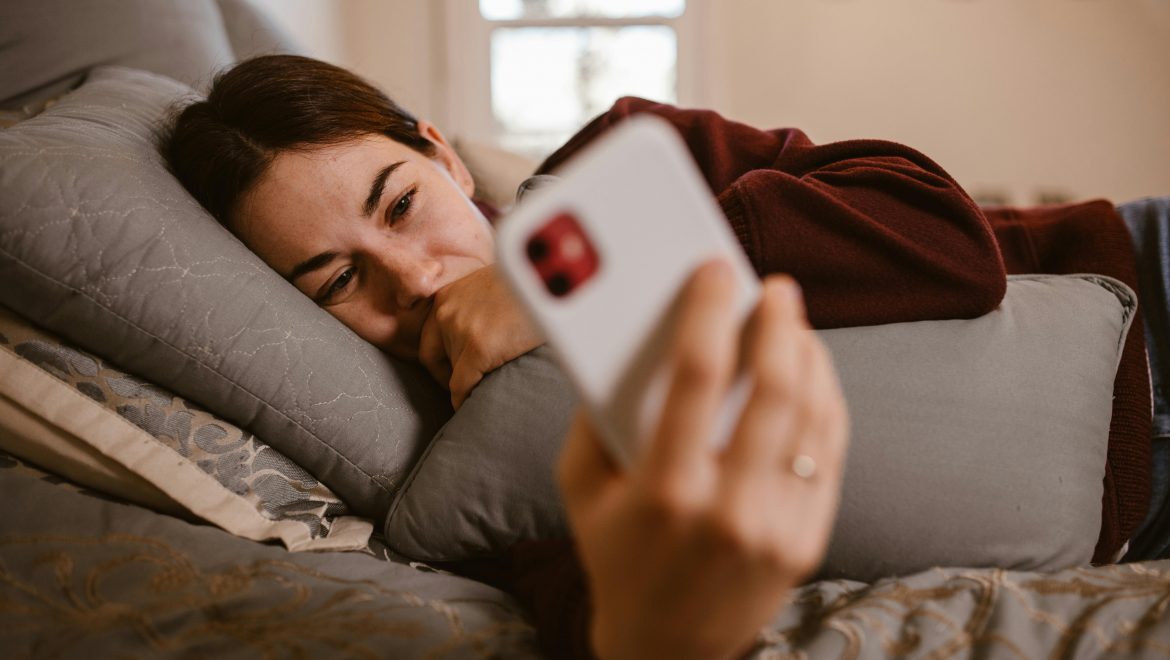 social media and mental health expat nest pexels rdne